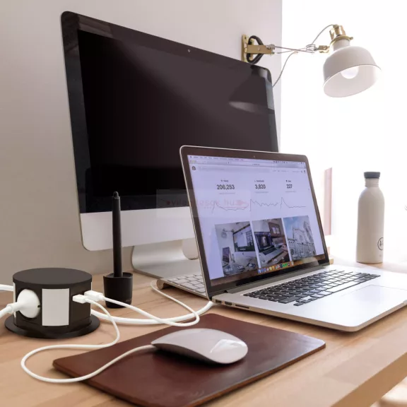 Irodai asztalba rejtett elosztó 3db dugalj 2db USB fekete