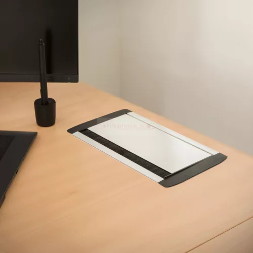 Irodai asztalba rejtett elosztó 4db gyermekvédelemmel ellátott dugaljjal