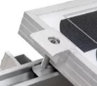 Napelem rögzítőelem két panel közzé