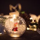 LED-es fényfüggöny - hógömb mikulással - 2,7 x 0,75 m - 110 melegfehér LED - IP44