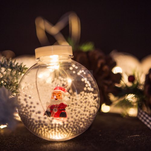 LED-es fényfüggöny - hógömb mikulással - 2,7 x 0,75 m - 110 melegfehér LED - IP44