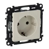   Legrand Valena Life 2P+F csatlakozóaljzat, csavaros vezetékbekötéssel elefántcsont keret IP20 (Keret nélkül)