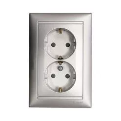 Legrand Valena 2x2P+F dugalj gyermekvédelemmel alumínium