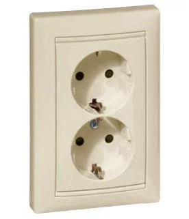 Legrand Valena 2x2P+F dugalj elefántcsont