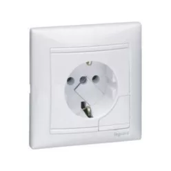 Legrand Valena 2P+F komplett dugalj kiemelővel fehér