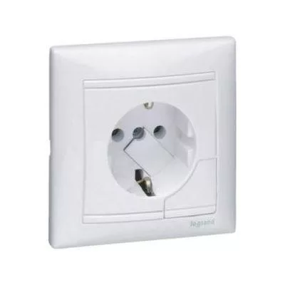 Legrand Valena 2P+F komplett dugalj kiemelővel fehér