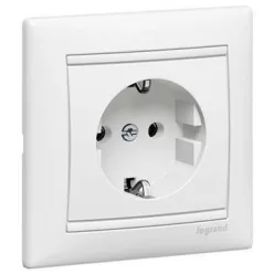 Legrand Valena 2P+F komplett dugalj fehér