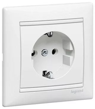 Legrand Valena 2P+F komplett dugalj fehér