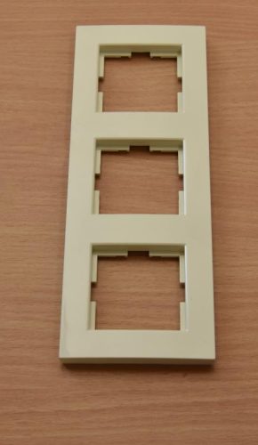 Panasonic Karre Plus 3-as sorolókeret vízszintes/függőleges bézs (Felirat nélkül)