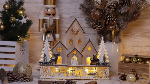 Karácsonyi LED dekoráció, fa házikó tájképpel, elemes, 6+18h, 9LED, 3000K, 2xAA
