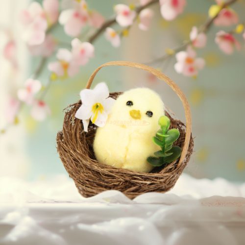 Húsvéti dekoráció - csibe fészekben - 7,5 x 7,5 cm