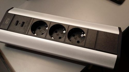 Asztali elosztó, sarokba illeszthető 3x2P+F 2X USB aljzat