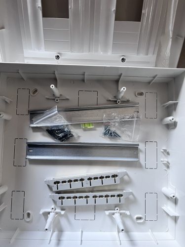 Lakáselosztó 12 modul IP40 falon kívüli Panasonic fehér ajtóval