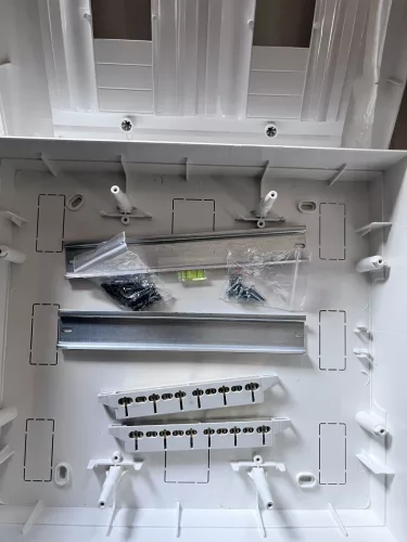 Lakáselosztó 24 modul IP40 falon kívüli Panasonic fehér ajtóval