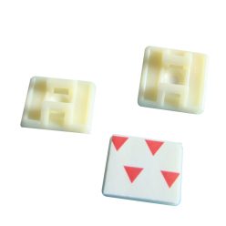   Öntapadós/csavarozható, 2oldalt fűzhető kötegelő talp 26,5×26,5mm, natúr