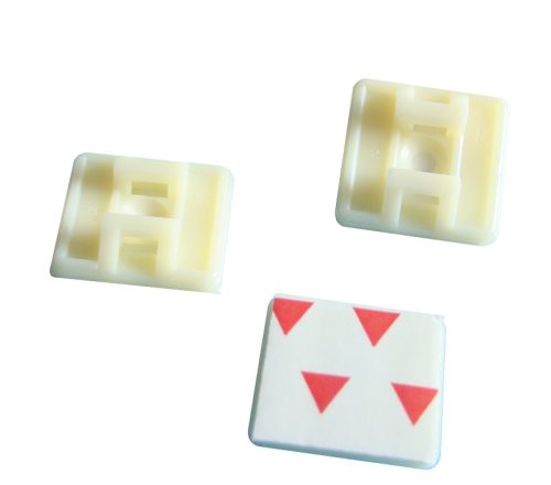 Öntapadós/csavarozható, 2oldalt fűzhető kötegelő talp 26,5×26,5mm, natúr