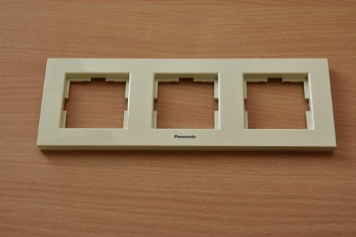 Panasonic Karre Plus 3-as sorolókeret vízszentes bézs(felirattal)