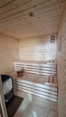 Kulturtau Sauna 2 m x 2 m mit holzbefeuerter Harvia M3 Ofen, Montage vor Ort