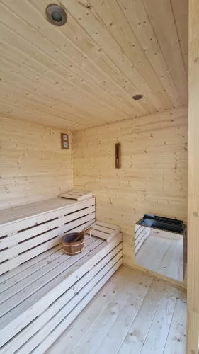 Kültéri Sauna 2 m x 2 m mit Montage vor Ort